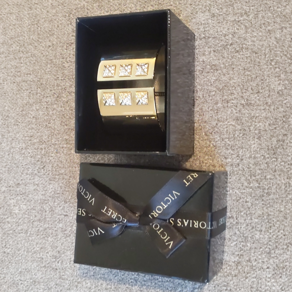 ☘️ LAST CHANCE MOVING SALE ☘️Victoria's Secret bracelet